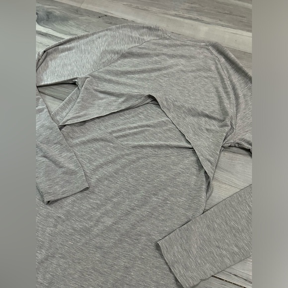 UNDER ARMOUR Long Sleeve Heather Gray Yoga Top Soft Vented Back Women’s Size XS - Picture 3 of 7
